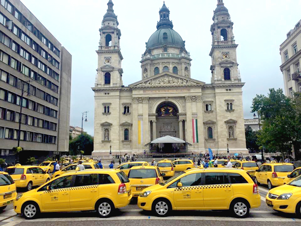 Taxis da empresa Budapest Taxi, que passaram a aceitar pagamentos em bitcoin