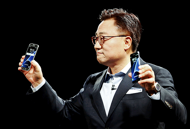 Samsung's Mobile Communications Business president, Dongjin Koh, holds the S7 and S7 edge new smartphones during their unveiling ceremony at the Mobile World Congress in Barcelona, Spain, February 21, 2016. REUTERS/Albert Gea ORG XMIT: SPS03
