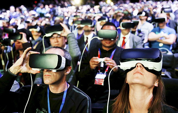People wear Samsung Gear VR devices as they attend the launching ceremony of the new Samsung S7 and S7 edge smartphones during the Mobile World Congress in Barcelona, Spain, February 21, 2016. REUTERS/Albert Gea TPX IMAGES OF THE DAY ORG XMIT: SPS01
