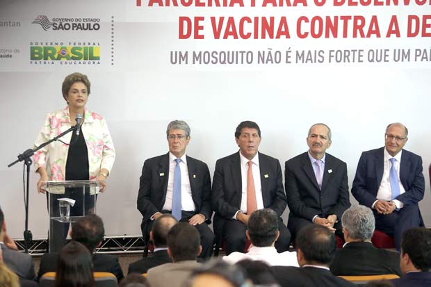 SAO PAULO - SP - 22.02.2016- A presidente Dilma Rousseff junto com o governado do Estado de Sao Paulo, Geraldo Alckmin assinam contrato entre o Ministerio da Saude e a Fundacao Butantan para o desenvolvimento da vacina da dengue no Hospital das Clinicas da Faculdade de Medicina da USP. (Foto: Danilo Verpa/Folhapress, PODER) ORG XMIT: Vacina contra Dengue