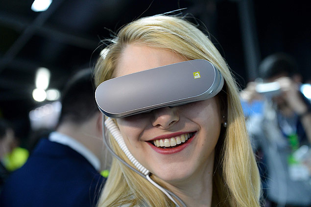 Visitante utiliza o LG 360 VR, modelo para realidade aumentada exibido na Mobile World Congress, em Barcelona