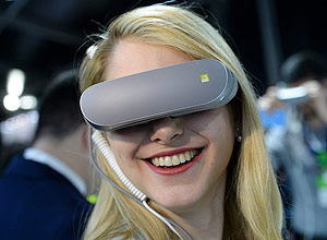Visitante usa o LG 360 VR, modelo para realidade aumentada, na Mobile World Congress; realidade virtual vai influenciar os celulares do futuro