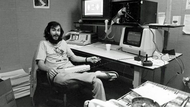 O homem que criou o pior videogame da histria. O jogo eletrnico inspirado no filme E.T (1982), de Steven Spielberg,  considerado o pior de todos os tempos - foi citado at como responsvel pelo colapso de sua fabricante, a Atari. Aos 24 anos, Howard Scott Warshaw recebeu uma misso desafiadora: desenvolver um sucesso de vendas na indstria dos games em cinco semanas. 