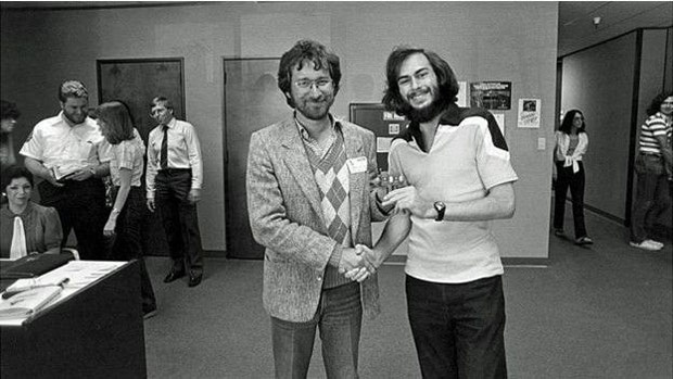 O homem que criou o pior videogame da histria. O jogo eletrnico inspirado no filme E.T (1982), de Steven Spielberg,  considerado o pior de todos os tempos - foi citado at como responsvel pelo colapso de sua fabricante, a Atari. Warshaw pegou um jatinho para apresentar a ideia do jogo a Steven Spielberg. 
