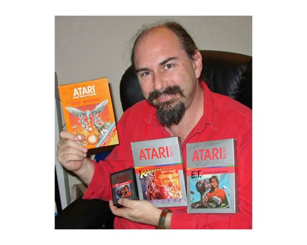 O homem que criou o pior videogame da histria. O jogo eletrnico inspirado no filme E.T (1982), de Steven Spielberg,  considerado o pior de todos os tempos - foi citado at como responsvel pelo colapso de sua fabricante, a Atari. O programador, que criou jogos bem-sucedidos de Atari, reinventou-se profissionalmente como psiclogo. 