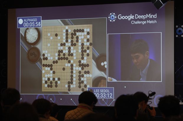 (160309) -- SEUL, marzo 9, 2016 (Xinhua) -- El jugador profesional de Go surcoreano, Lee Sedol, es captado en la pantalla durante el partido de Google DeepMind Challenge ante AlphaGo, en Sel, Repblica de Corea, el 9 de marzo de 2016. El programa inteligente de Google AlphaGo derrot este mircoles al campen humano mundial de Go, Lee Sedol, en el primer juego de su partida de cinco, logrando una ventaja de 1-0 con una victoria automtica por amplio margen. Esta ha sido la primera vez que un programa de inteligencia artificial vence al campen humano mundial de Go, que hasta ahora era considerado el ltimo juego en el que los humanos podan seguir ganando a los programas inteligentes. (Xinhua/Yao Qilin) (jg) (sp)