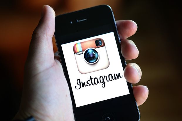 Logo do Instagram em iPhone em foto de 2012