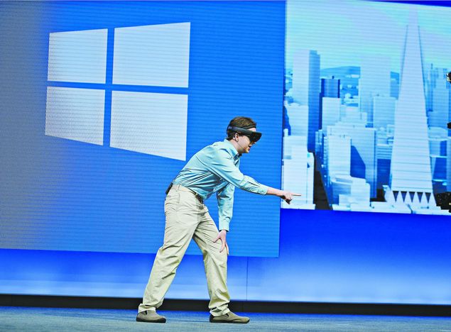 Estudante de medicina faz demonstrao com os culos HoloLens na conferncia da Microsoft