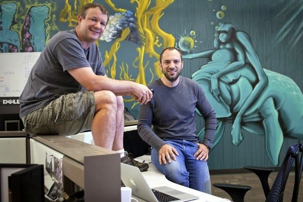 Brian Acton ( esq.) e Jan Koum, cofundadores do aplicativo WhatsApp, na sede da empresa em Moutain View (EUA)