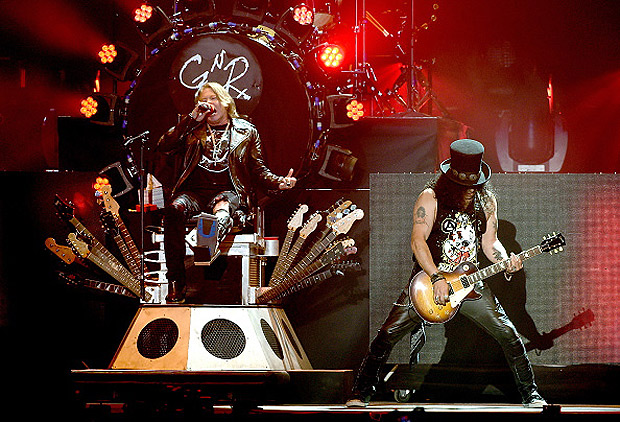 O vocalista Axl Rose e o guitarrista Slash fazem show no festival Coachella, nos Estados Unidos