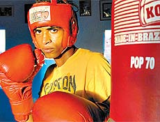 Lus Henrique dos Santos, 18, na academia Novo Astral, em Nordeste de Amaralina; ele  um dos 60 alunos que tm aula de boxe gratuita trs vezes por semana