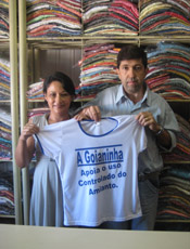 Luiz Marques, proprietário da loja de roupas A Goianinha, em Minaçu, ao lado da funcionária Aline Morais