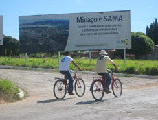 Placa da mineradora de amianto Sama na entrada da cidade de Minaçu, em Goiás, ressalta a dependência entre o município e a mina