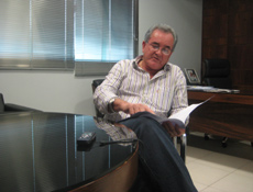 O prefeito de Minaçu, Cícero Romão (PSDB), em entrevista em seu gabinete