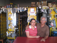 Maurissane Moreira Duarte e a mulher, Aurora, em sua loja de equipamentos e tintas em Minaçu; o casal planeja se mudar para Palmas (TO), com medo do banimento do amianto
