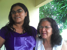 Railda Manait ( esquerda), uma das ltimas falantes da lngua puyanawa, com a neta, Joan Manait, que no aprendeu o idioma