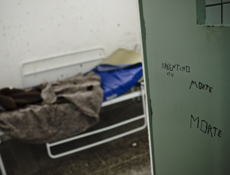 Cela individual da unidade fechada do Instituto Psiquitrico Forense; detentos escreveram "morte" porta