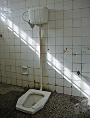 Banheiro de uma cela fechada do manicmio judicirio do rio Grande do Sul