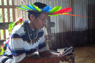 Luiz Laureano, da etnia baniwa, que conhece nove idiomas; em 2010, censo do IBGE vai mapear as lnguas indgenas do Brasil