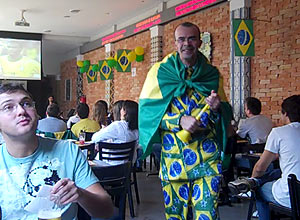Gerente de bar assume lado torcedor durante jogo do Brasil