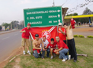 Ferias (agachado sem camisa), em viagem ao Paraguai com amigos torcedores do Internacional
