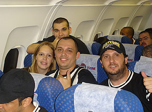 Schiavo (centro) viaja com integrantes da Gavies