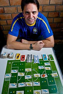 O administrador de empresas Joo Luiz Diegues, 36, com o jogo Escrete, criado por Chico Buarque de Holanda
