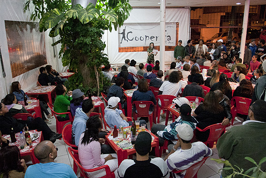 Público participa do sarau da Cooperifa, que acontece toda quarta, no bar do Zé Batidão, na Chácara Santana