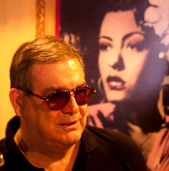 Antonio Augusto Deleuse conversa, em frente a um quadro de Billie Holiday, em seu clube, o All of Jazz 