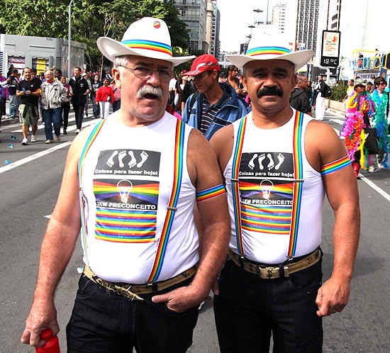 Homens na Parada do Orgulho Gay de So Paulo, em 2009. Preconceito dificulta vida idosa de homossexuais.