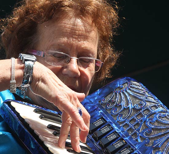 Ivone Avelar, 66, durante concerto da Orquestra Sanfnica, no Largo da Lapa (zona oeste de So Paulo).