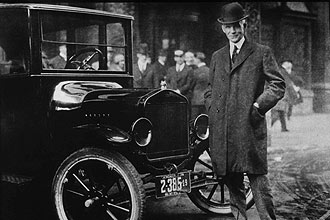 Henry Ford com um Modelo T em Buffalo, New York