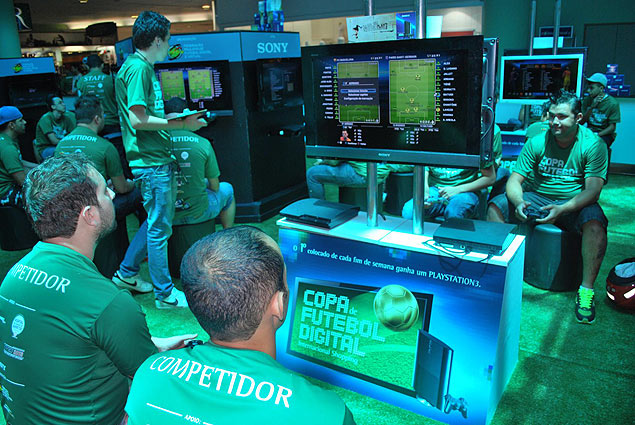 Competidores durante a Copa Guarulhos de Futebol Digital 2013, no Internacional Shopping.