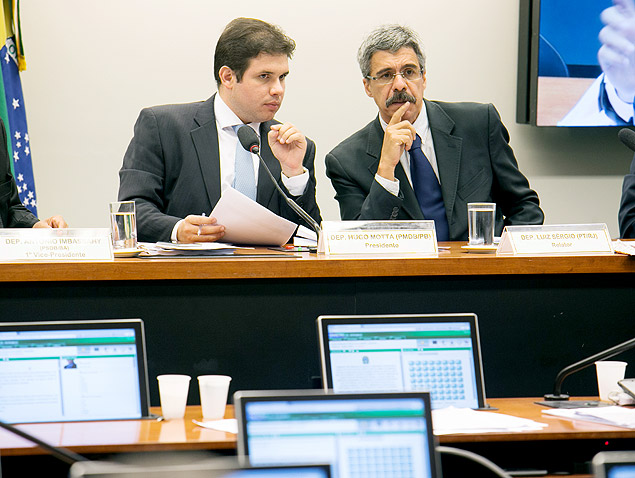 Luiz Sérgio (PT-RJ), à dir., com o presidente da CPI, Hugo Motta (PMDB-PB), durante depoimento