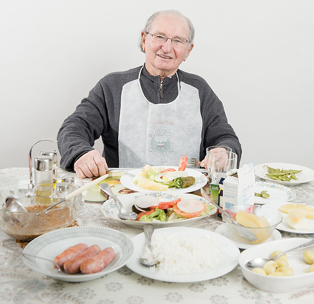Julio Gartner, 90, sobrevivente do Holocausto, almoa: salada, edamames (vagens de soja), mminibatatas, brcolis, linguia, arroz, feijo e suco de uva