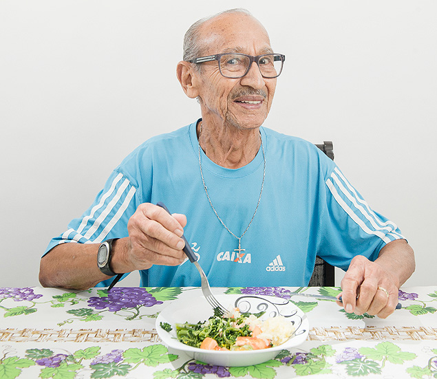 O maratonista João Rosário, 87, almoça: salada, salmão assado, brócolis, arroz, feijão, passas, semestes e guaraná