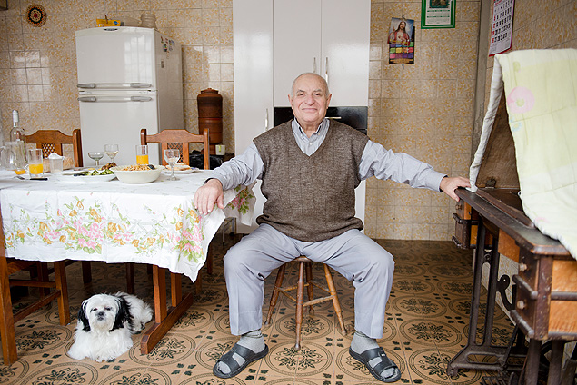 O músico italiano Enzo Catalano, 77, em sua casa em SP; ele almoça espaguete à bolonhesa, brachola, berinjela curtida, brócolis, pão italiano e vinho branco