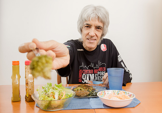 O vegetariano Claudinei Dias da Silva, 53, almoça: hambúrguer de casca de banana orgânica, quibe de berinjela, brócolis, espinafre refogado, salada com molhos prontos e chimichurri, água de coco e, de sobremesa, mexerica