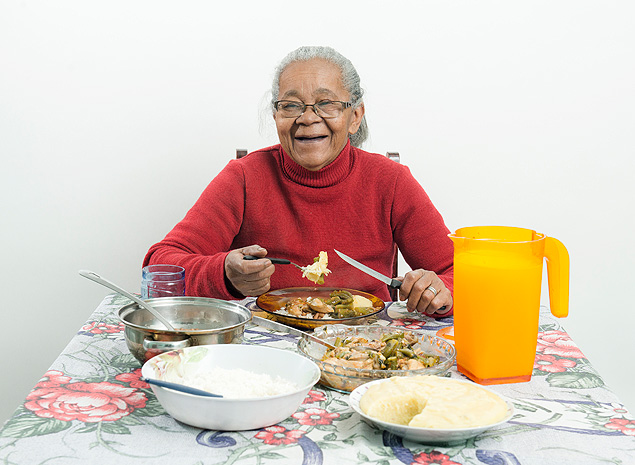 A aposentada Mariana Mauro, 68, almoça: angu com quiabo, arroz, feijão e suco natural de tangerina