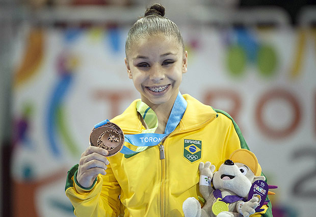 Flavia Lopes Saraiva of Brazil shows off her bronze medal in the women's artistic gymnastics all around event at the 2015 Pan American Games in Toronto, Canada July 13, 2015. AFP PHOTO/KEVIN VAN PAASSEN ORG XMIT: kvp