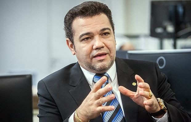Deputado federal Marco Feliciano durante entrevista para a TV Folha