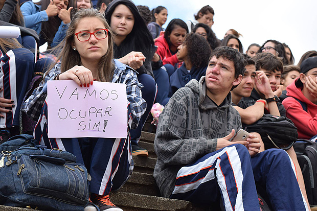 Estudantes mostram cartazes confeccionados durante ocupao (Douglas Khal/Lente Quente)