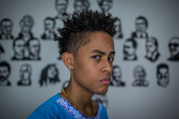 Pedro Henrique Crtes, 14, em frente ao mural com personalidades negras em sua casa, na zona leste