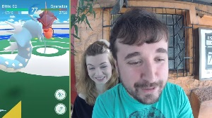 Casal de youtubers do canal Coisa de Nerd comenta enquanto joga Pokemon Go no celular