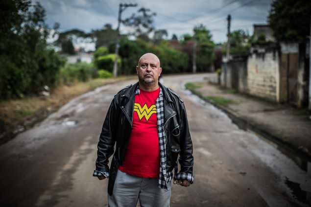 O vigia noturno e youtuber Francisco Demilson de Oliveira na periferia de Mogi das Cruzes, onde mora
