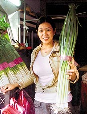 Feirante vende cebolinha gigante em mercado de Datong