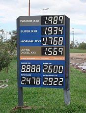 Placa de preos de combustvel para os argentinos (acima) e para estrangeiros (abaixo)
