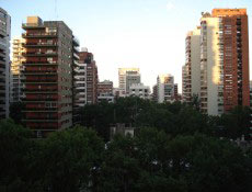 Vista do bairro Belgrano, em Buenos Aires, com prdios antigos e ruas arborizadas