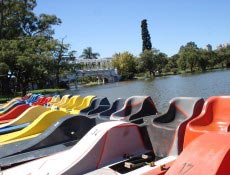 Lago com pedalinhos coloridos no parque "3 de Febrero", em Buenos Aires (Argentina)
