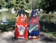 Painel de trajes tpicos no Jardim Japons